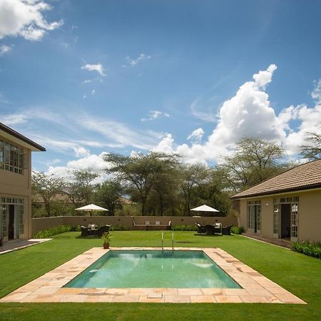 The Safari House Hotell Usa River Exteriör bild