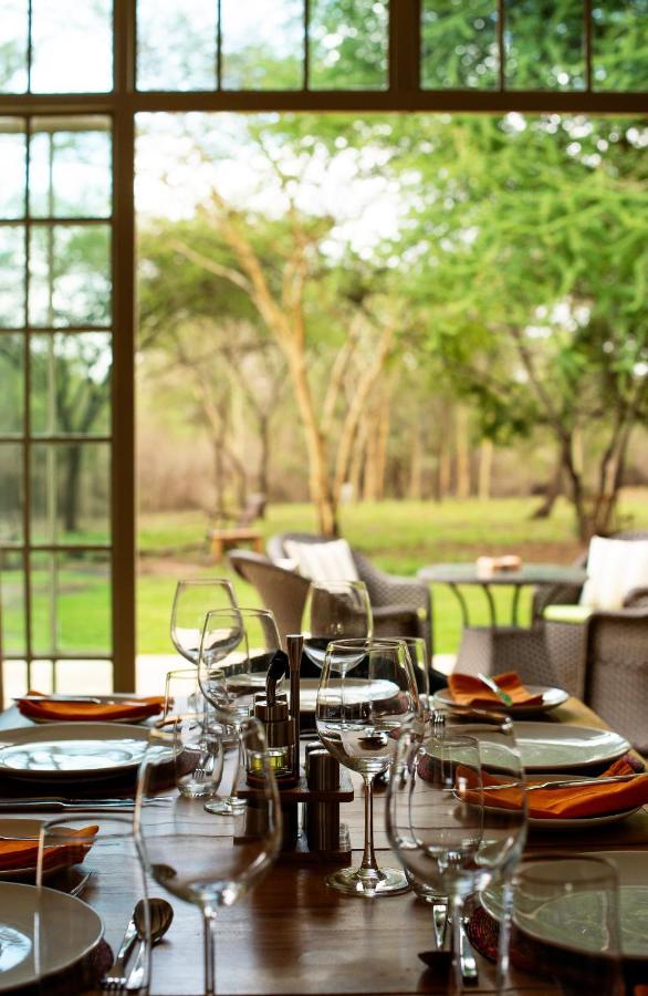 The Safari House Hotell Usa River Exteriör bild